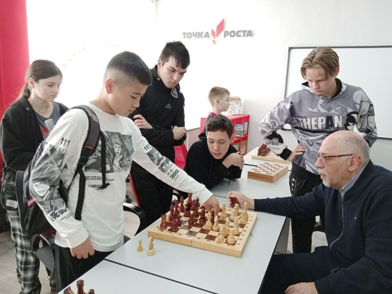 14 октября в центре Точка роста в рамках шахматного кружка состоялся сеанс одновременной игры на 8 досках. .