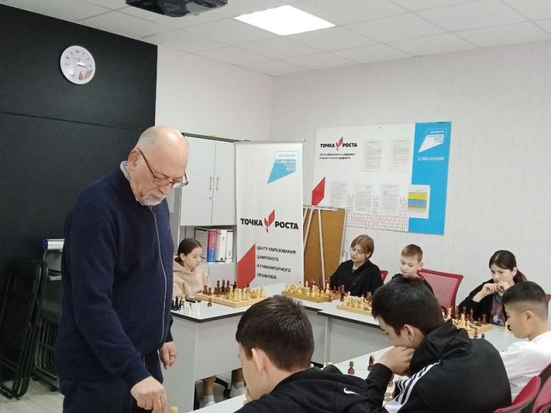 14 октября в центре Точка роста в рамках шахматного кружка состоялся сеанс одновременной игры на 8 досках. .